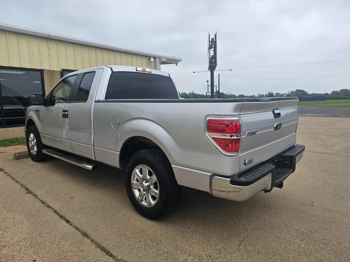 2014 SILVER Ford F-150 XLT SuperCab 8-ft. Bed 2WD (1FTEX1CM8EF) with an 3.7L V6 DOHC 24V engine, 6-Speed Automatic transmission, located at 533 S Seven Points BLVD, Seven Points, TX, 75143, (430) 255-4030, 32.313999, -96.209351 - Photo#3